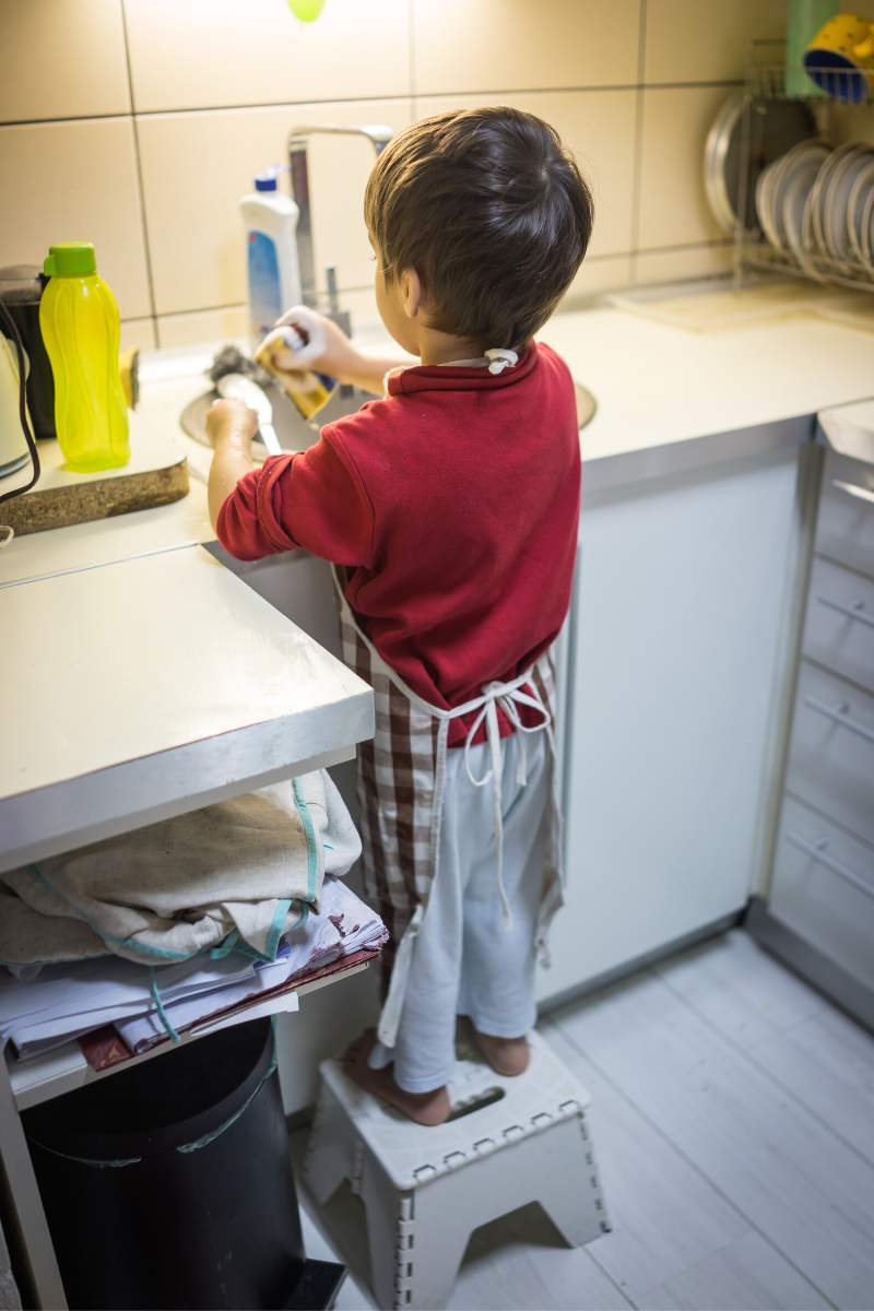 Мальчик моет посуду. Ребенок моет посуду. Пацан моет посуду. Маленький мальчик моет посуду.