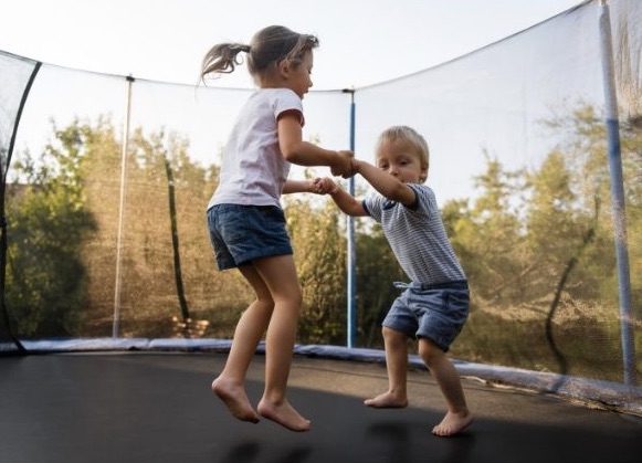 Bambini che saltano su un trampolino