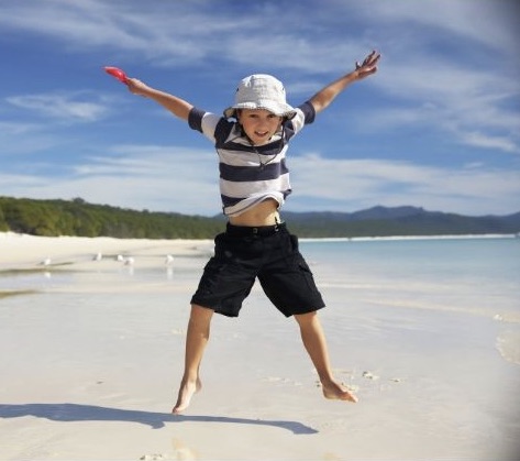 Bambino che esegue jumping jack (salti a stella)