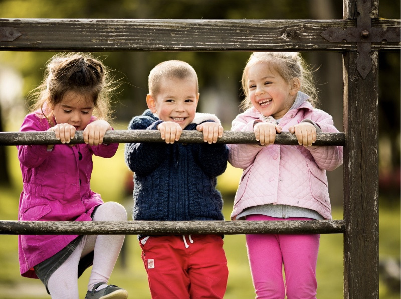 As crianças interagem socialmente no parque infantil